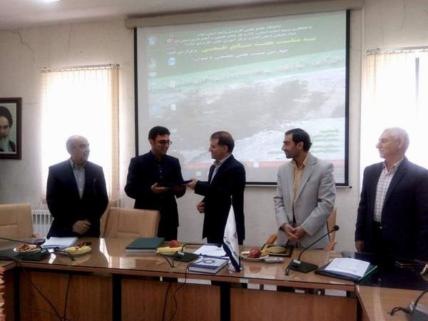 اهداء تقدیرنامه رییس سازمان جنگل ها, مراتع و آبخیزداری کشور به رئیس دانشگاه جامع علمی کاربردی واحد استان ایلام