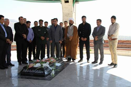 مراسم گل افشانی و غبار روبی گلزار شهدای گمنام توسط دانشگاه جامع علمی کاربردی استان ایلام