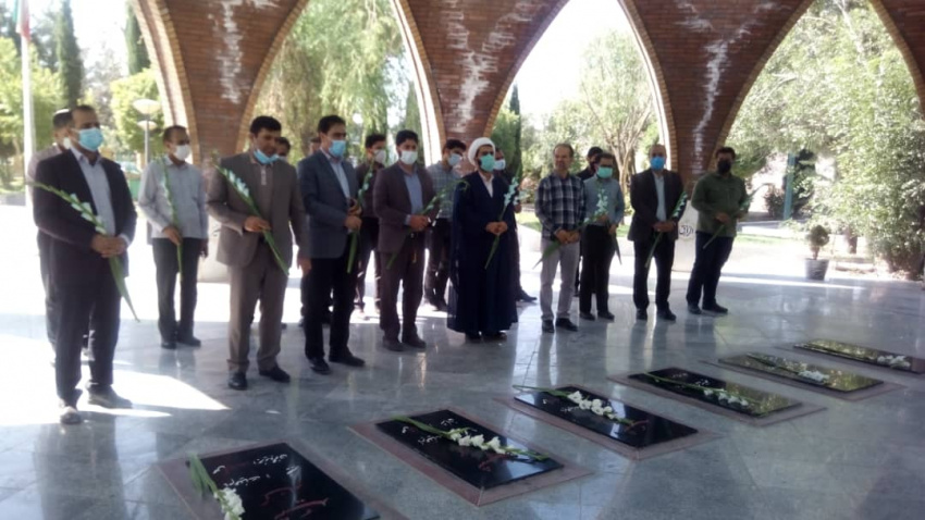 مراسم غبار روبی و گل افشانی گلزار شهدای ایلام
