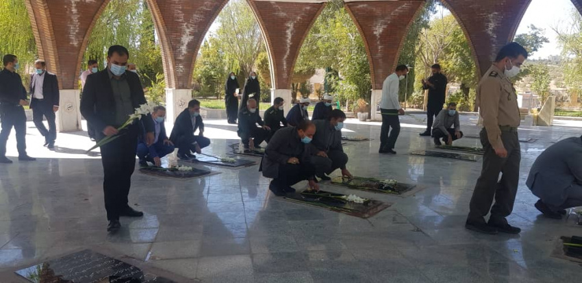 مراسم غبارروبی وعطرافشانی مزارشهدا توسط دانشگاه جامع علمی کاربردی واحد استان ایلام برگزار شد