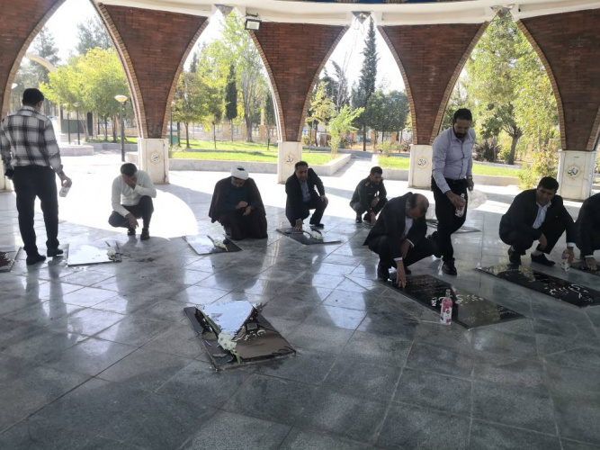 مراسم غبارروبی وعطرافشانی مزارشهدا با حضور کارکنان دانشگاه جامع علمی کاربردی واحد استان ایلام