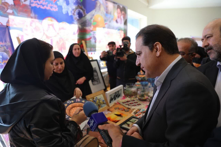 بازدید استاندار ایلام از غرفه دانشگاه جامع علمی کاربردی در نمایشگاه دستاوردهای پژوهش، فناوری و فن بازار استان