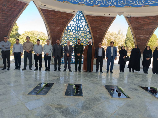 به مناسبت گرامیداشت هفته دفاع مقدس برگزار شد: مراسم غبارروبی و عطرافشانی مزار شهدا