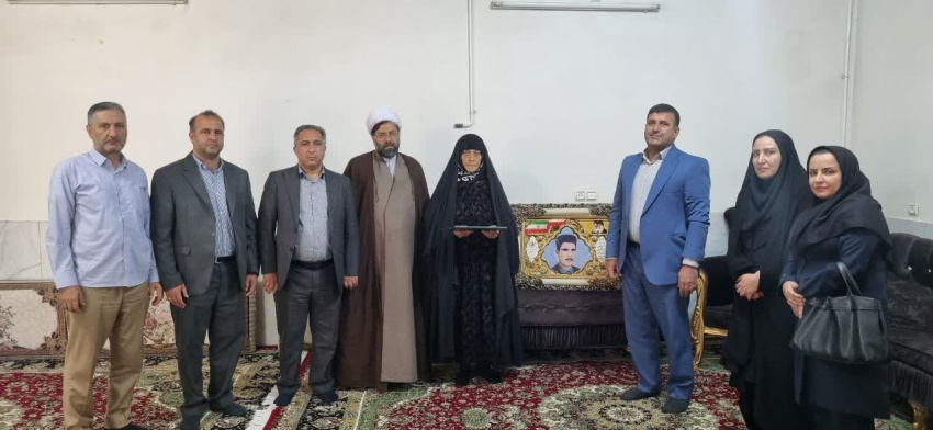 به مناسبت هفته دفاع مقدس برگزار شد: دیدار مسئولین دانشگاه جامع علمی کاربردی استان ایلام با خانواده شهید محمد نوری